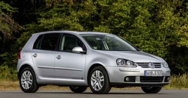 До началото на века Volkswagen бяха пенсионирали всички модели Mk4 и започна да приема малко по-сериозно стила. Това личеше ясно в Mk5 Golf, пуснат на пазара през 2003 година. Той не само беше много по-голям от изходящия Mk4, но и малко по-ярък. Без съмнение все още Golf, но с малко повече мисъл в дизайна.

Страхотно, но в Европа, основният пазар на Golf, конкурентите полудяха напълно с дизайните Осмото поколение на Honda Civic имаше своите триъгълни мотиви. Renault Megane II впечатли с нарязана задна врата. Mk2 Ford Focus беше еволюция на и без това футуристичния Mk1.

В тази група Mk5 Golf беше доста категорично победен, но си върна точките в почти всяка друга категория. Шофирането не ее толкова забавно, колкото при конкурентите, но говорим за удобна и просторна кола, без никакви компромиси по отношение на практичност или качество на материалите. С опции за задвижване, включително 1.9 TDI, един от най-добрите дизелови двигатели, правени някога от европейски автомобилен производител, и нов 3,2-литров VR6, беше трудно да се обърка при избора.
